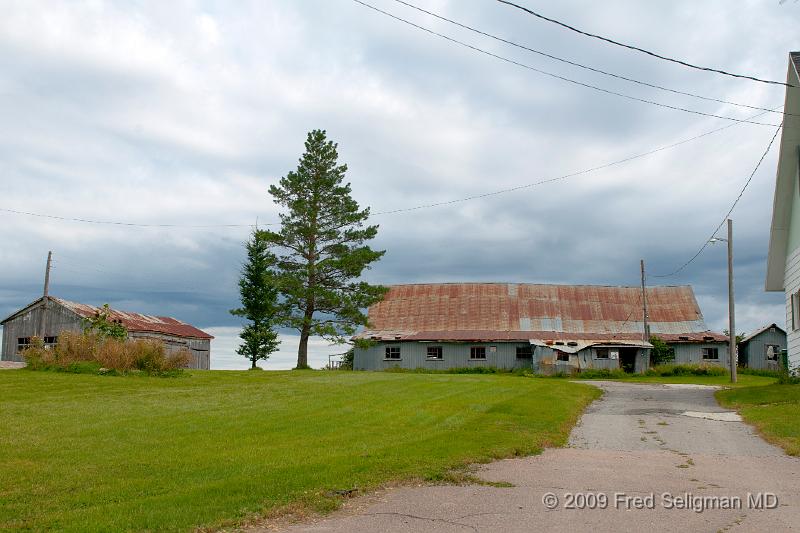 20090829_124310 D3.jpg - Lake St Jean Region.   Old Barn